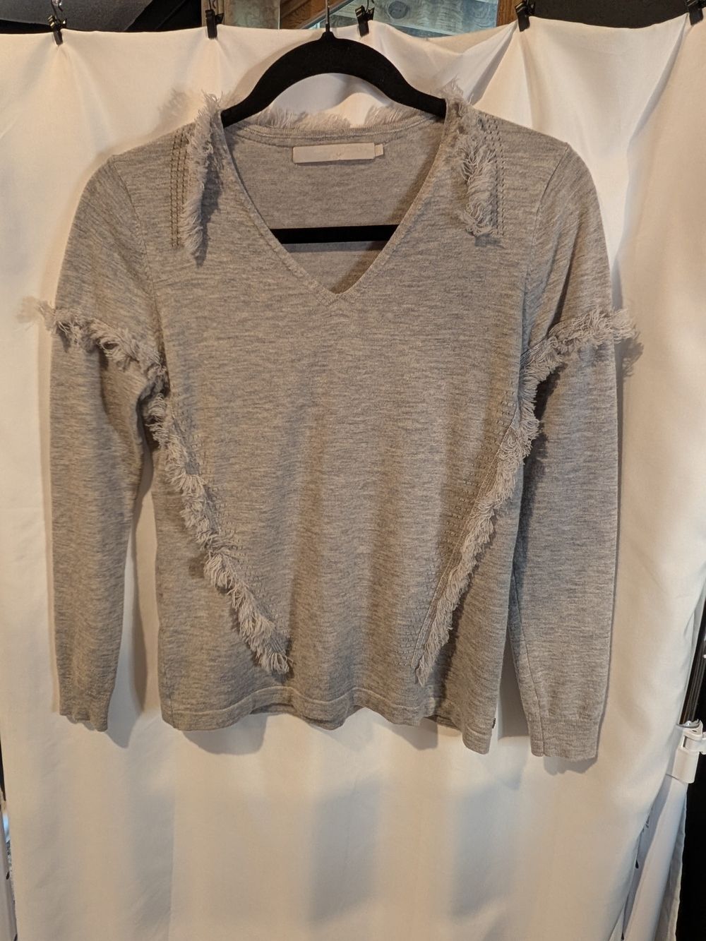 One Grey Day Los Angeles Gray V-Neck Fringe Trim Long Sleeve Sweater Size XS